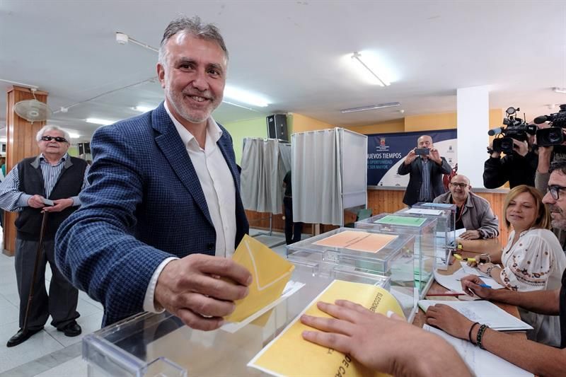 El candidato a la Presidencia del Gobierno de Canarias por el PSOE, Ángel Víctor Torres, vota en Gran Canaria este 26M.