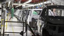 Cadena de montaje de la factoría que General Motors España tiene en la localidad zaragozana de Figueruelas.