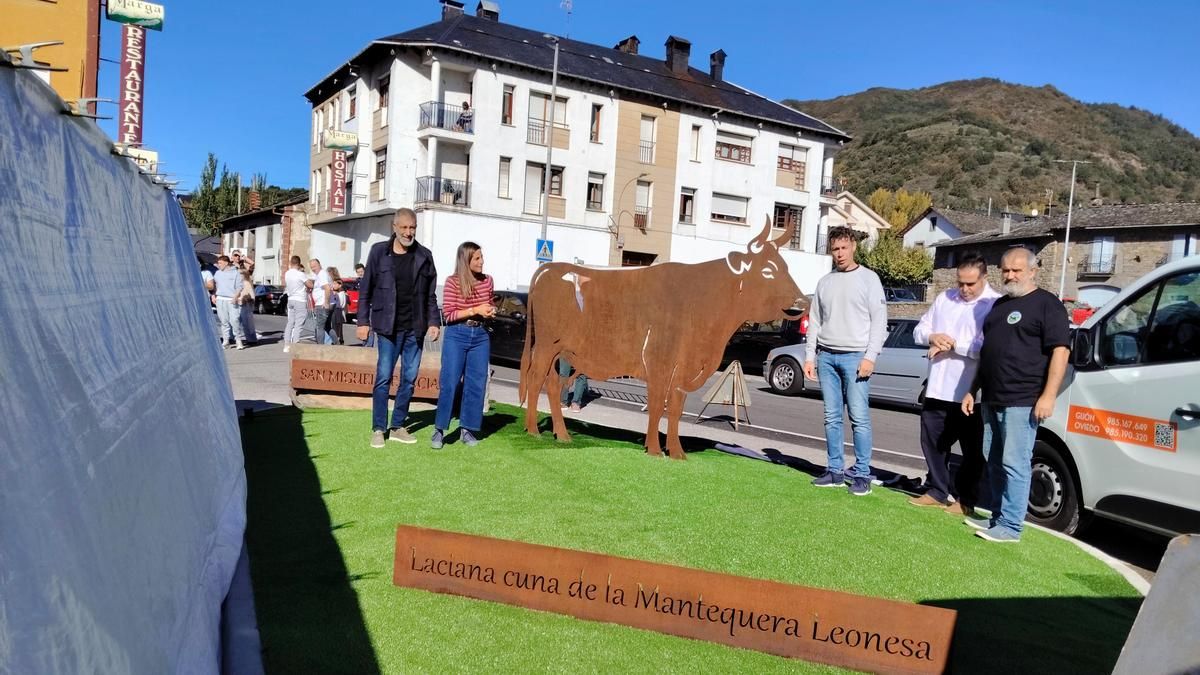 Inauguración en la Feriona de Villablino del perfil recortado de una vaca con la leyenda 'Laciana cuna de la Mantequera Leonesa'. 