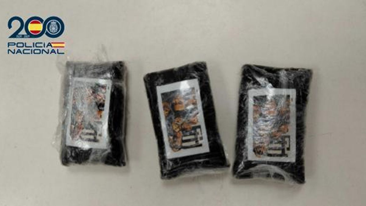 Los tres paquetes de hachís intervenidos. POLICÍA NACIONAL