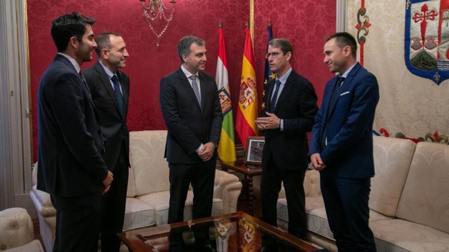 Las propuestas de Capellán para aumentar la competitividad del aeropuerto de La Rioja