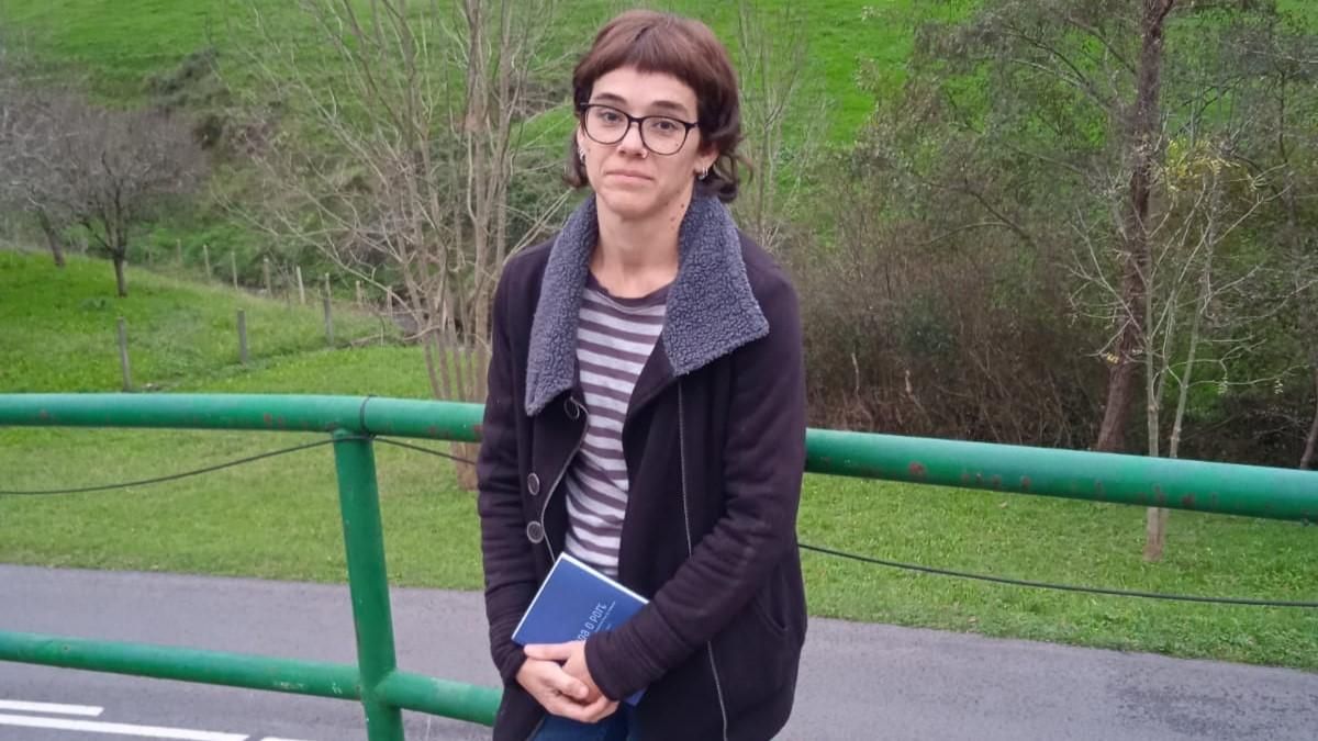 Raquel Andrés con el libro que acaba de publicar.