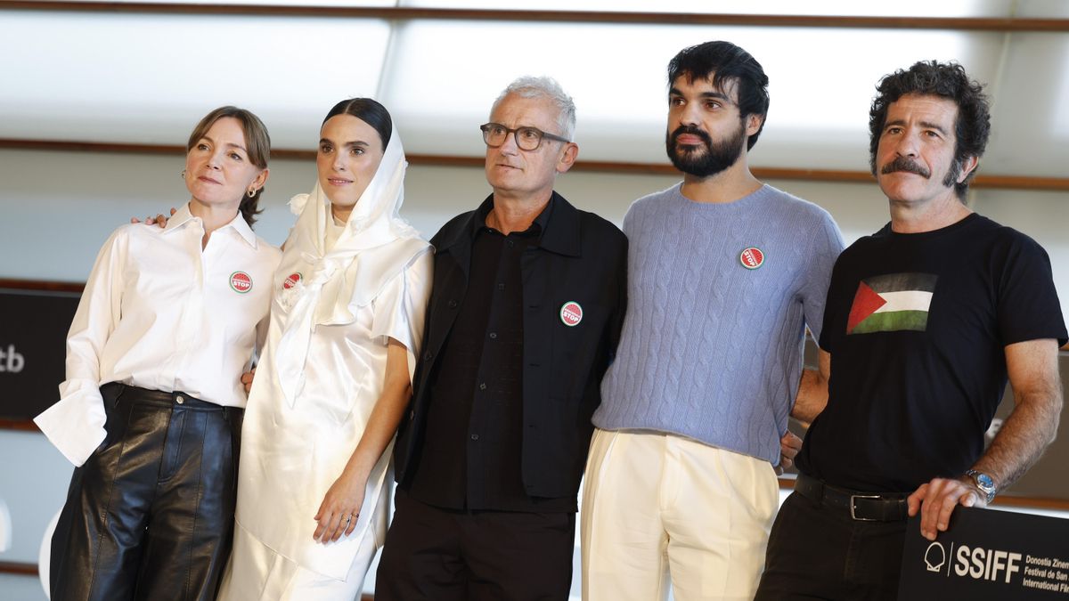 El realizador Asier Altuna (c), posa junto a los actores, Eneko Sagardoy (2d), Javier Barandiaran (d), Jone Laspiur (2i), y Nagore Aranburu (i), tras presentar su película 'Karmele', incluida en la Sección Oficial del Festival de la 73 edición del Festival Internacional de Cine de San Sebastián. EFE/Juan Herrero