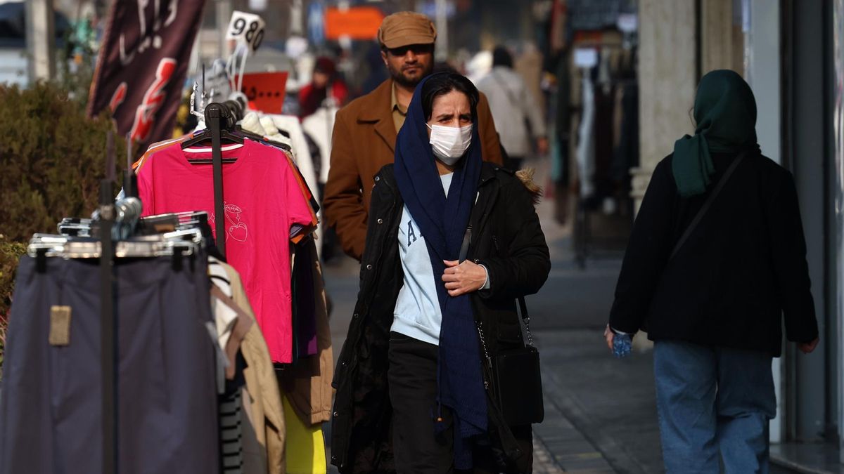 Una mujer iraní camina por una calle comercial de Teherán el pasado 8 de enero tras varias jornadas de protestas a nivel nacional por la crisis económica del país.