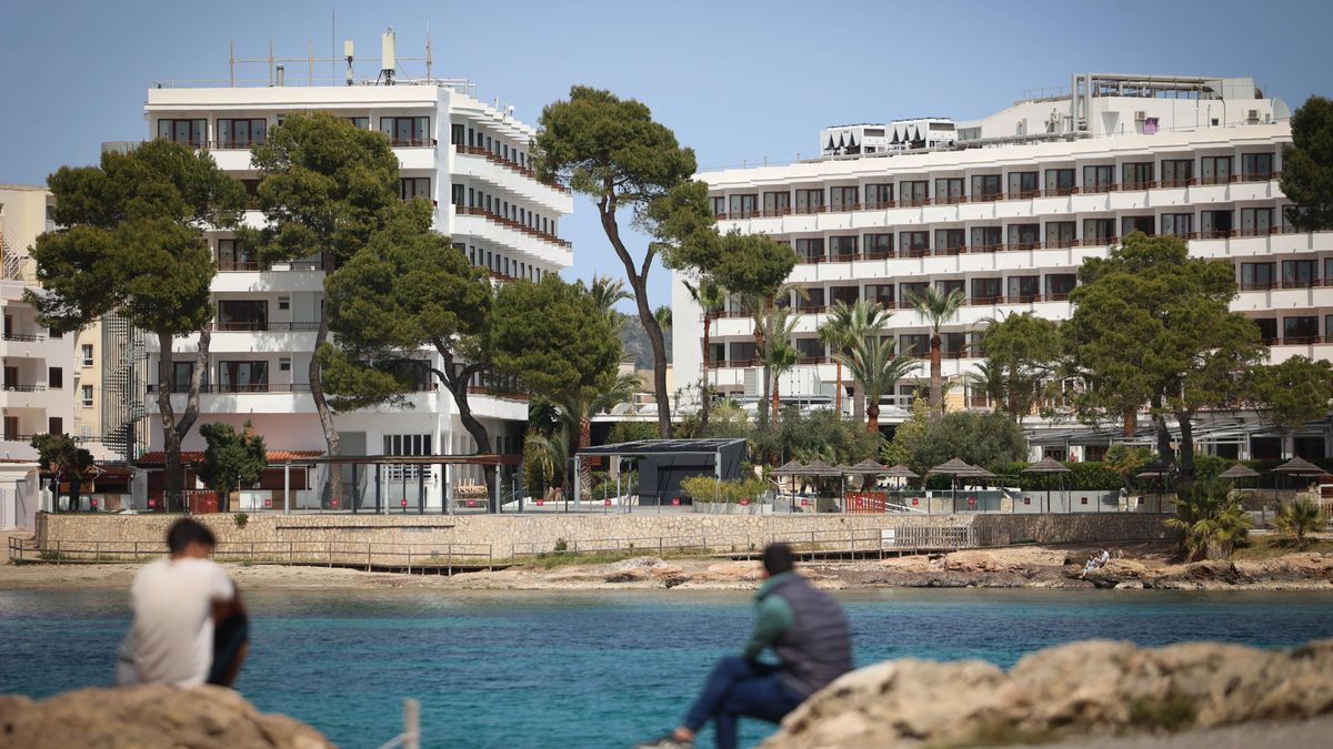 Es Canar, el núcleo de Ibiza donde el turismo cuadruplica a la población, inicia su viraje hacia el lujo