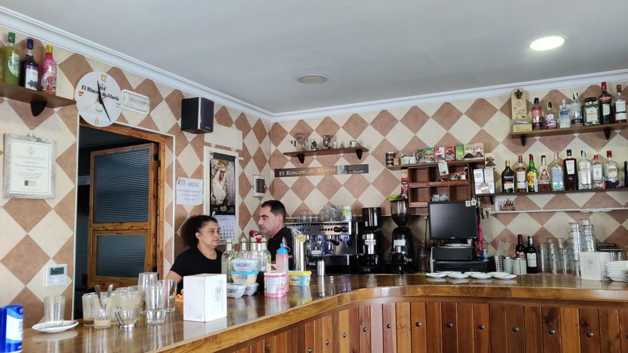 José María Ríos, dueño de "El rincón de María", detrás de la barra