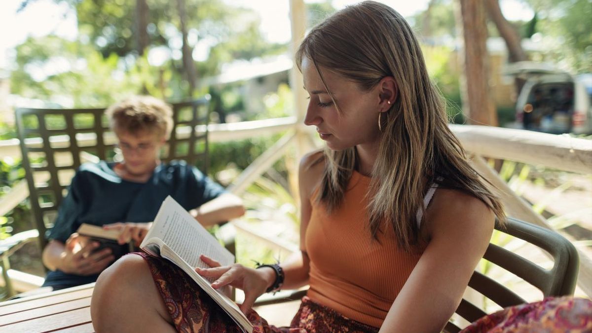 10 libros para entender el mundo que deberían viajar en la maleta de cualquier lector