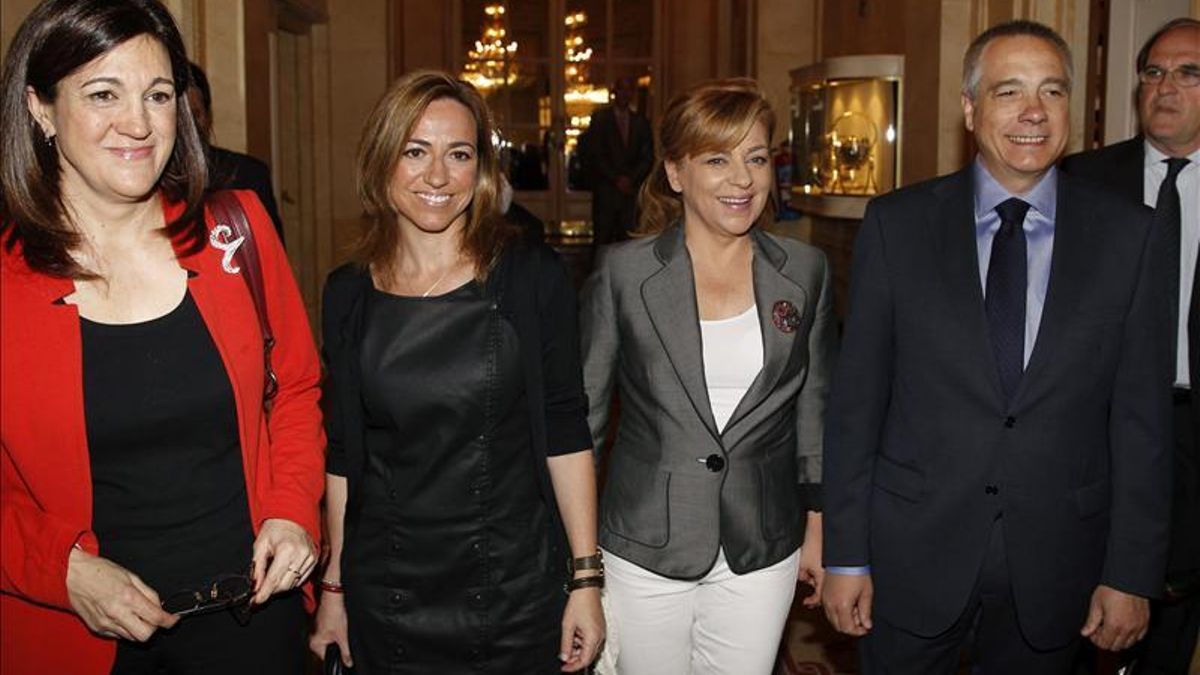 Elena Valenciano, junto a Carme Chacón, Pere Navarro y Soraya Rodríguez