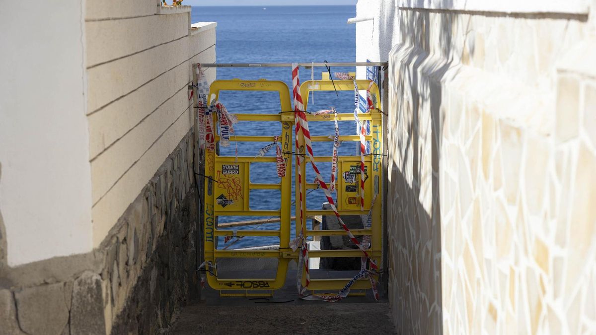 Vallas y precinto colocado por la Policía Local en la piscina de Isla Cangrejo, en Santiago del Teide.