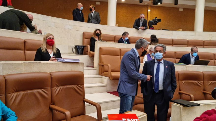 Zuloaga y Revilla hablan en el hemiciclo antes de comenzar el debate.