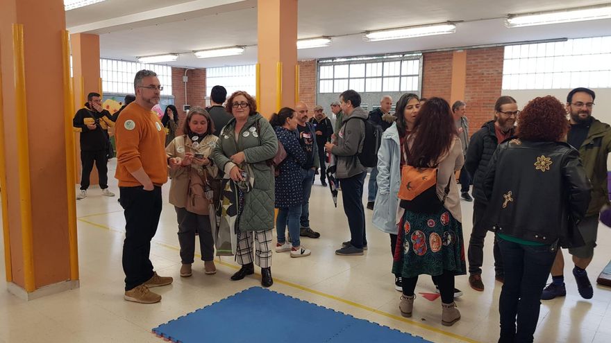Representantes de la enseñanza pública se encierran en un colegio público de Oviedo y amenazan con ir a la huelga