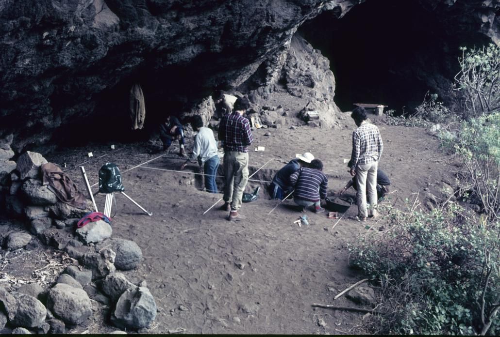 Excavando en el Área B de la Cueva del Tendal (Campaña 1983) (Foto: Ernesto Martín Rodríguez y Juan Francisco Navarro Mederos).