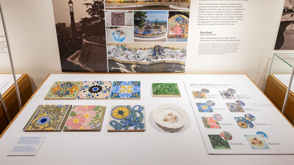 Una de las vitrinas de la exposición, dedicada a la decoración del Parque Güell