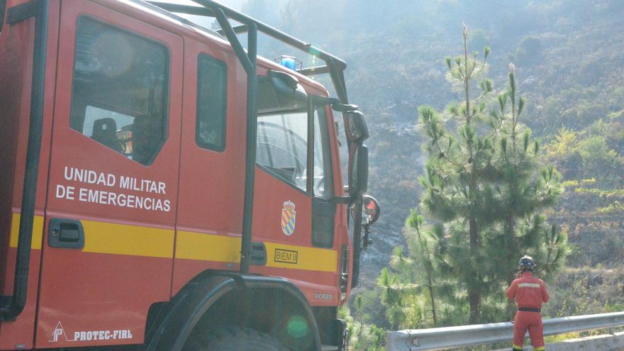 Los equipos forestales tratan de contener en el municipio de Puntagorda.