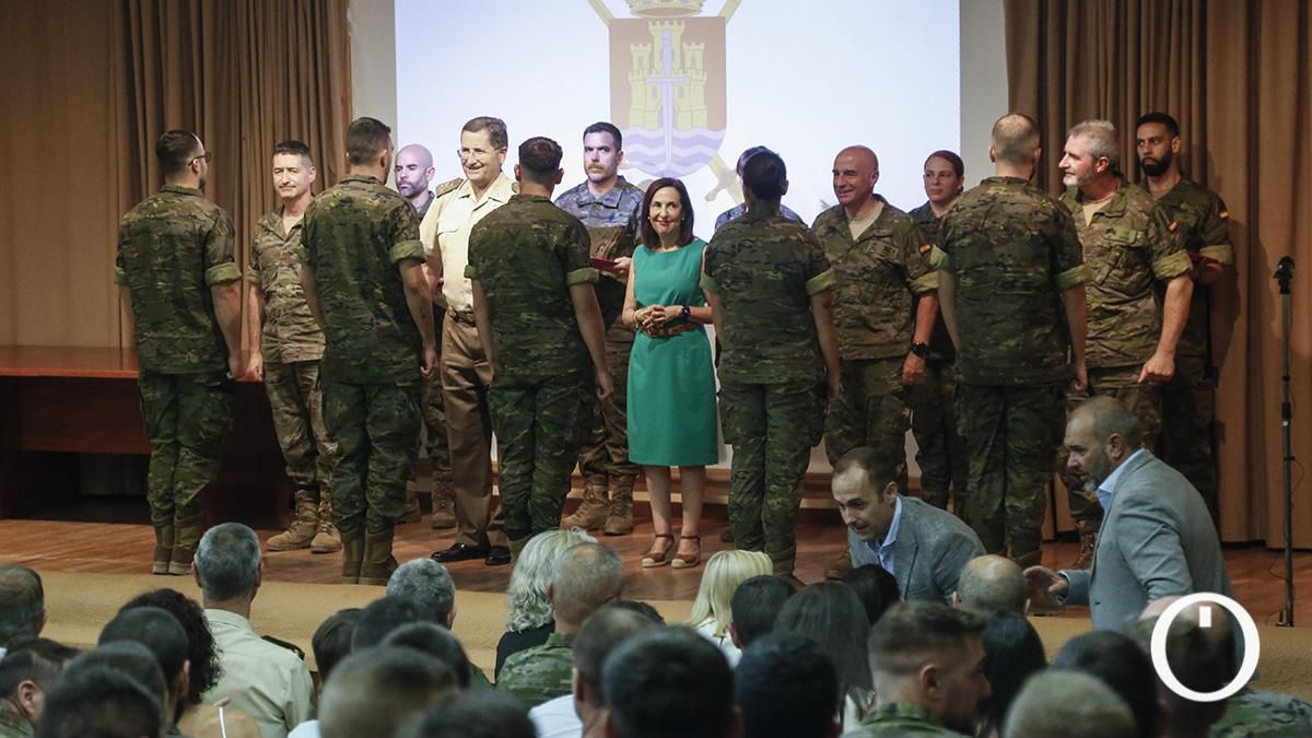 La ministra de Defensa, Margarita Robles, entrega las condecoraciones por la operación Libre Hidalgo y por las acciones realizadas en la DANA