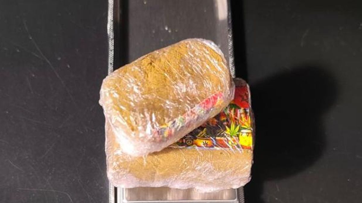 La Policía Local de Las Palmas de Gran Canaria detiene a un motorista por llevar encima 100 gramos de hachís