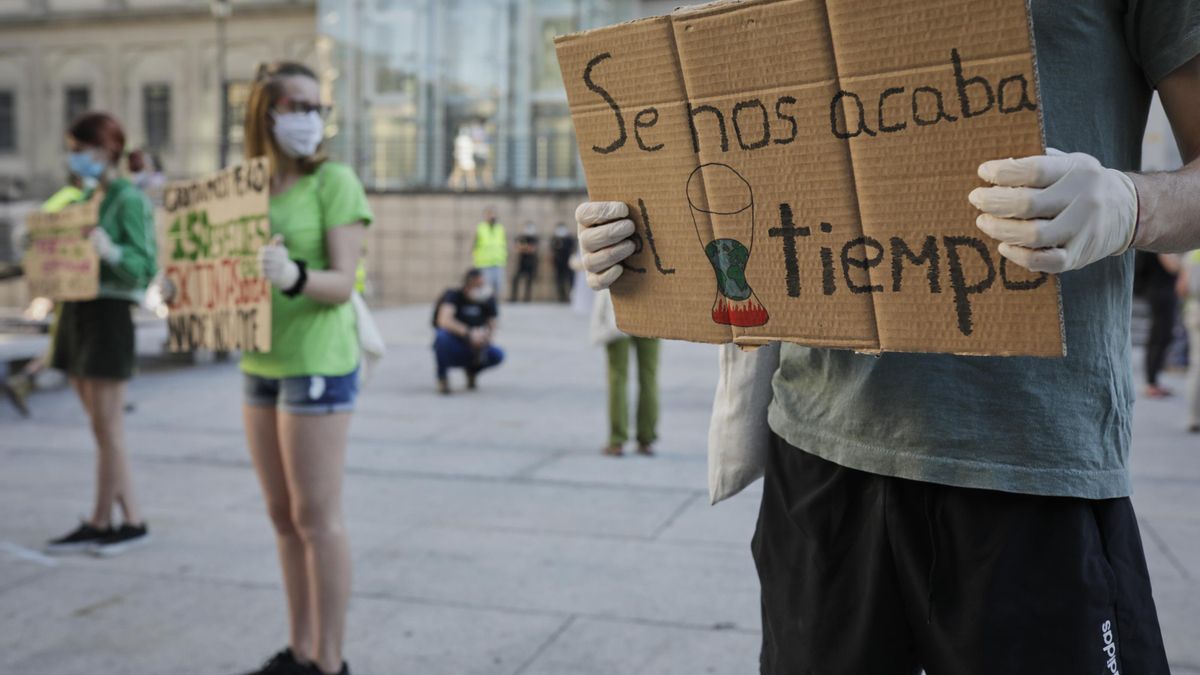 Archivo - Un grupo de jóvenes realiza una acción por la justicia social y ambiental llevada a cabo por las plataformas 2020 Rebelión por el Clima y Alianza por el Clima en Madrid (España) el 5 de junio de 2020.