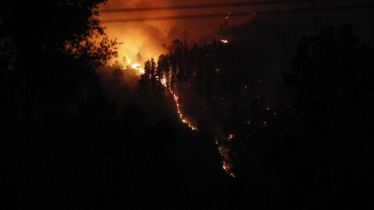 Un incendio que arde sin control en el municipio lucense de Quiroga arrasa 320 hectáreas