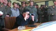 Fotografía sin fechar facilitada por la agencia estatal norcoreana KCNA del líder norcoreano, Kim Jong un junto a varios oficiales del Ejército.