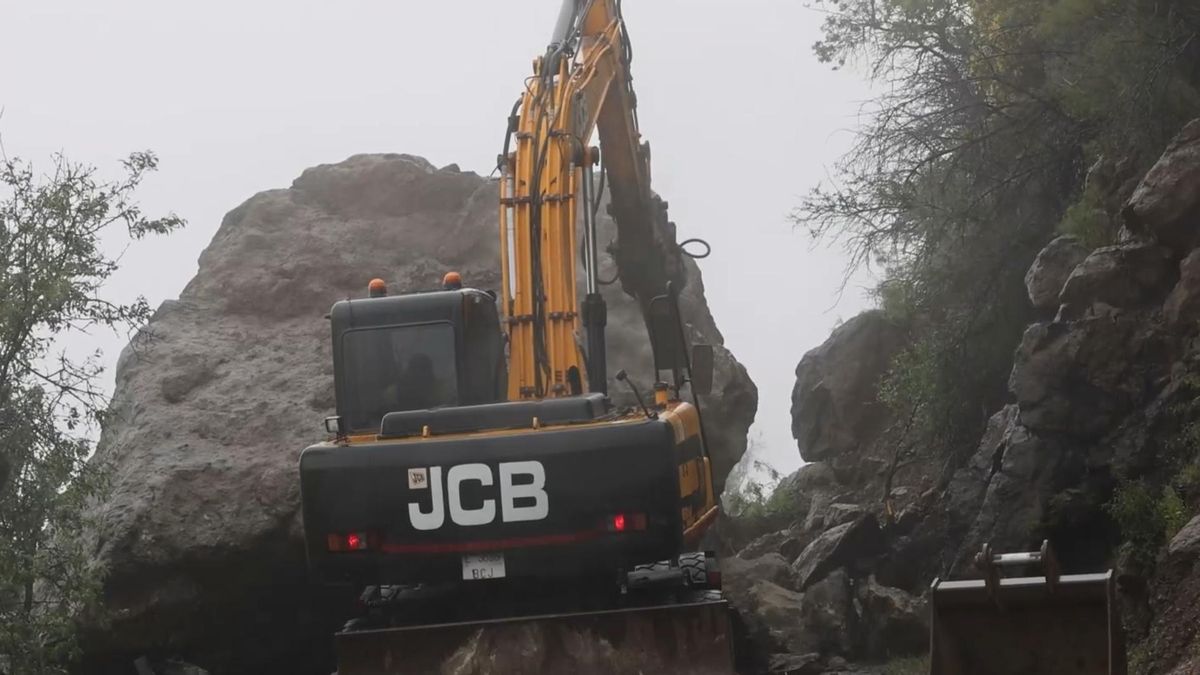 Así trabaja el Cabildo para retirar la piedra de 15 toneladas que obstruye la carretera entre Ayacata y Tejeda