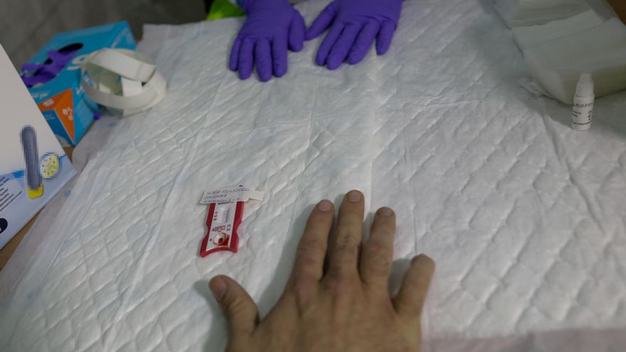 Un sanitario se hace el test para diagnosticar el Covid-19 durante un día de trabajo, foto de archivo