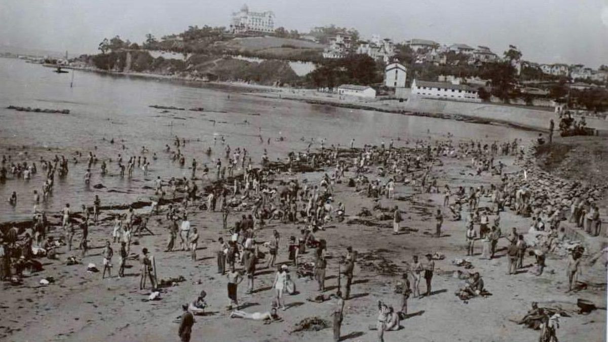 Baños forzados de presos en la playa del campo de concentración de la península de la Magdalena.