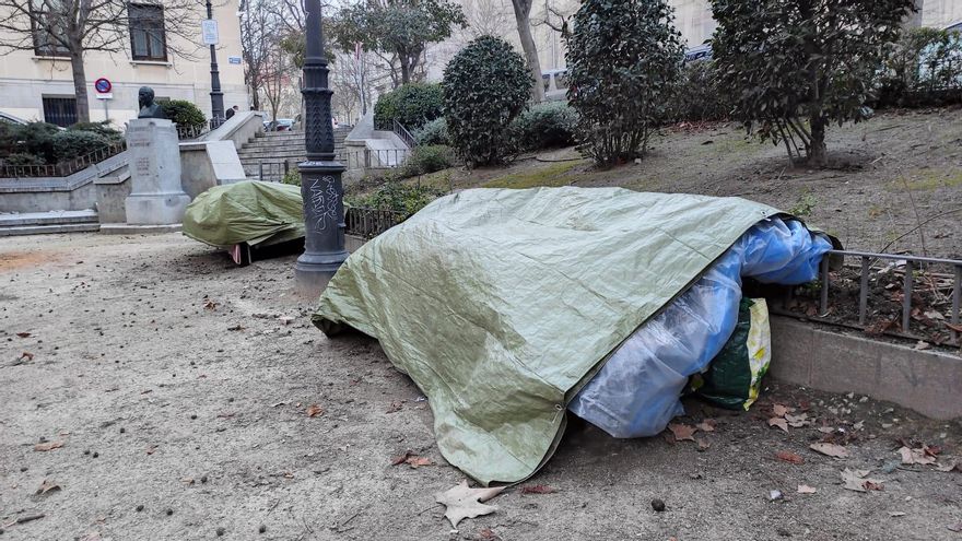 Los bancos ocupados por completo por pertenencias de personas sin hogar contribuyen a la sensación de abandono que presenta la plaza