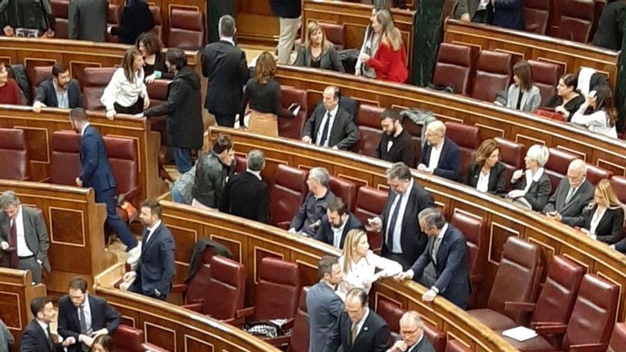 'Madrugones' y discusiones entre diputados para ocupar los escaños del hemiciclo del Congreso en su sesión constitutiva