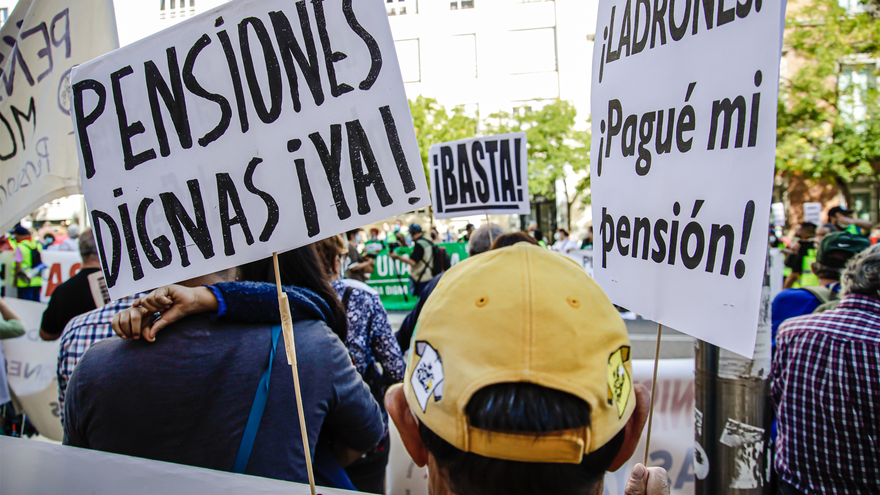 Varios cientos de personas participan en una manifestación contra el recorte en el presupuesto de las pensiones y en servicios públicos, a 2 de octubre de 2021, en Madrid, (España).