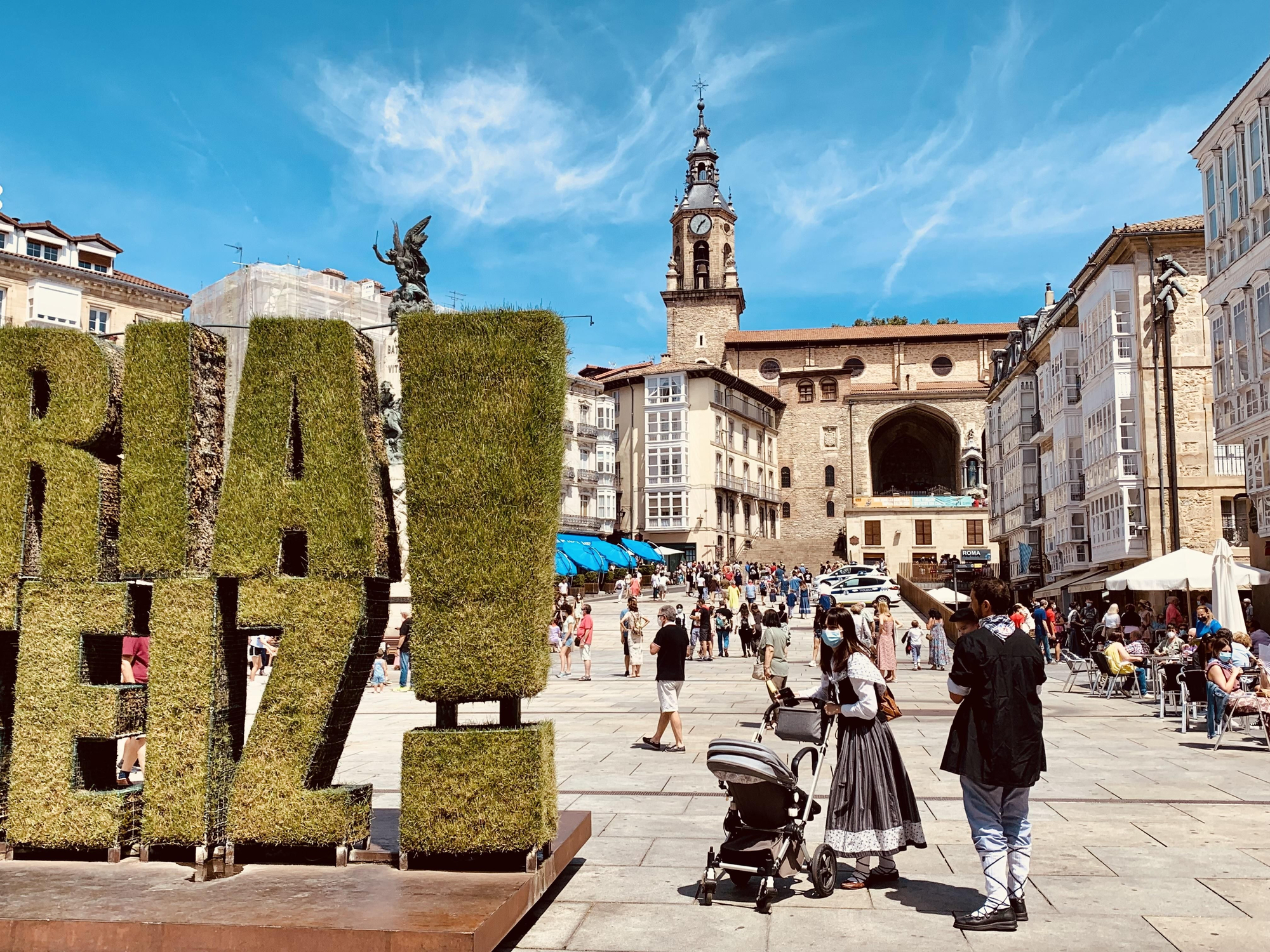 Una familia en la plaza de la Virgen Blanca el 5 de agosto de 2021