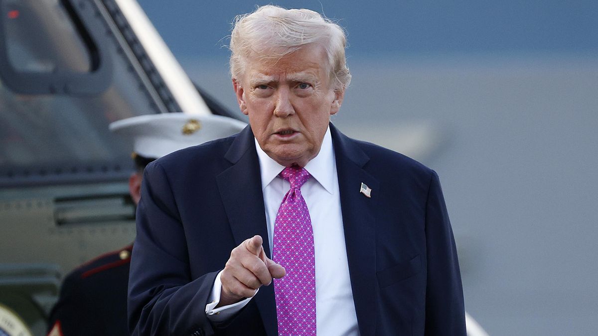 El presidente de EEUU, Donald Trump, camina hacia el Air Force One en el Aeropuerto de Morristown el 14 de septiembre de 2025 en Morristown, Nueva Jersey.