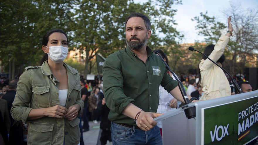 El líder de Vox, Santiago Abascal, y la candidata del partido a la presidencia de Madrid, Rocío Monasterio, durante la candidatura para las próximas elecciones del 4 M, en Vallecas, a 7 de abril de 2021, en Madrid (España).