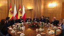 Reunión de Santiago Abascal con los líderes del partido polaco Ley y Justicia en la cancillería del gobierno polaco.