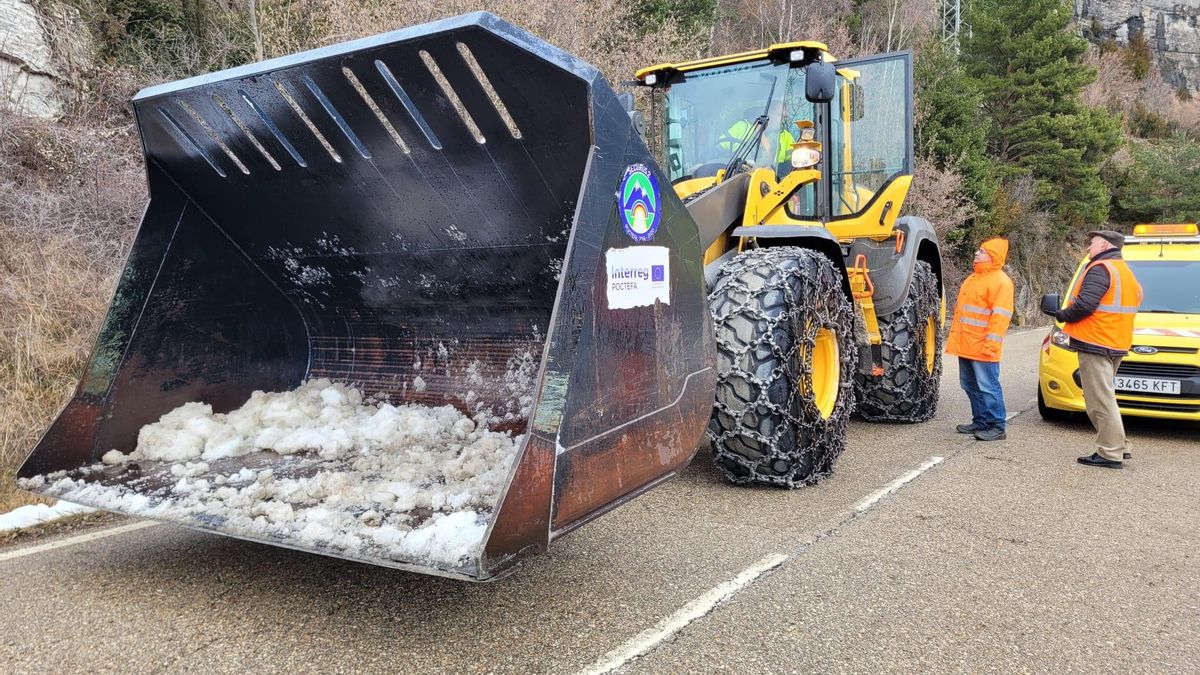 Una pala cargadora con cadenas ha sido la encargada de mover la nieve que cortaba la carretera de acceso al Balneario de Panticosa.