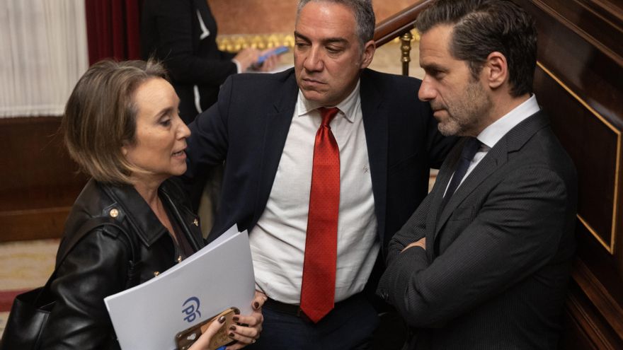 Archivo - La secretaria general del PP, Cuca Gamarra, el vicesecretario de Coordinación Autonómica y Local del PP, Elías Bendodo y el portavoz del PP, Borja Sémper, durante una sesión plenaria en el Congreso de los Diputados