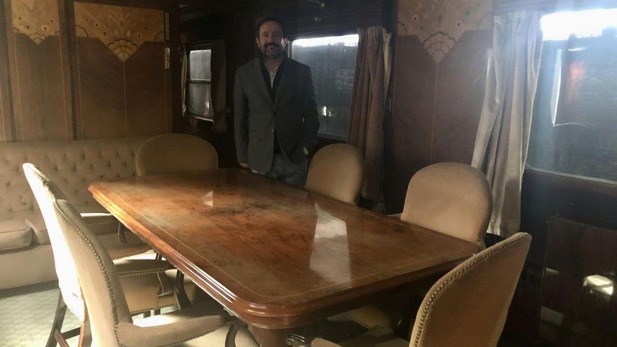 Coche salón, mostrado por el diputado por Cáceres César Ramos