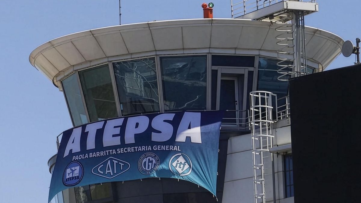 Controladores aéreos inician un paro escalonado de cinco días que afectará a vuelos comerciales en todo el país