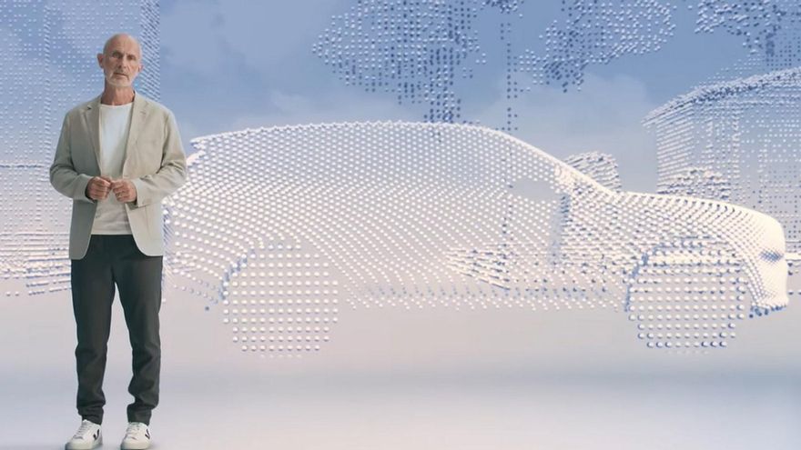 Jim Rowan, director ejecutivo de Volvo, ante la silueta virtual del EX90.