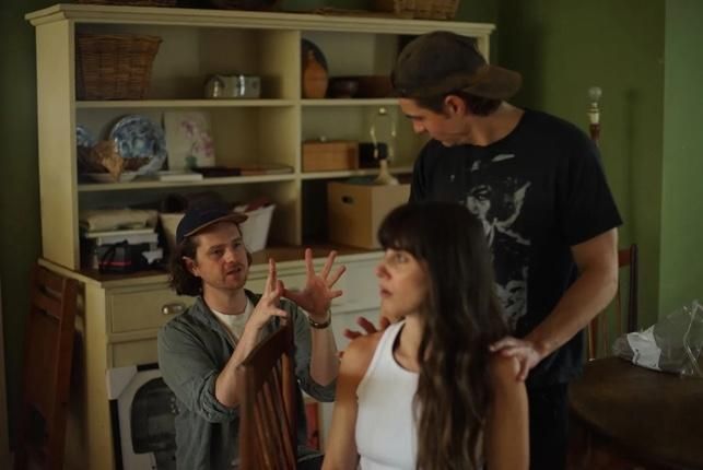 Michael Shanks dirigiendo a Alison Brie y Dave Franco en 'Together'