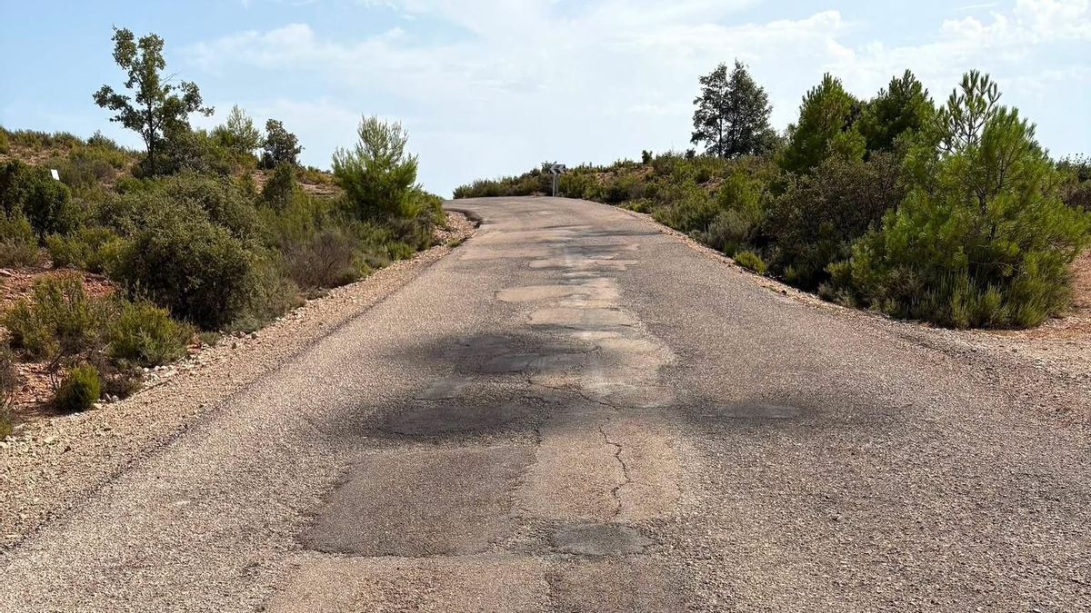 Los vecinos reclaman el arreglo de la carretera de Fresneda de Altarejos poblada de "baches y curvas peligrosas"