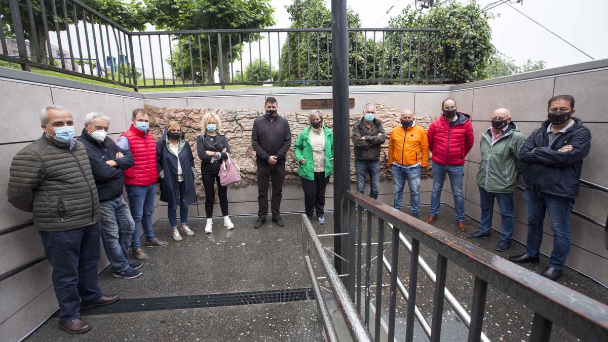 Visita al paso subterráneo donde se ha recreado la cueva de El Pendo en Camargo.