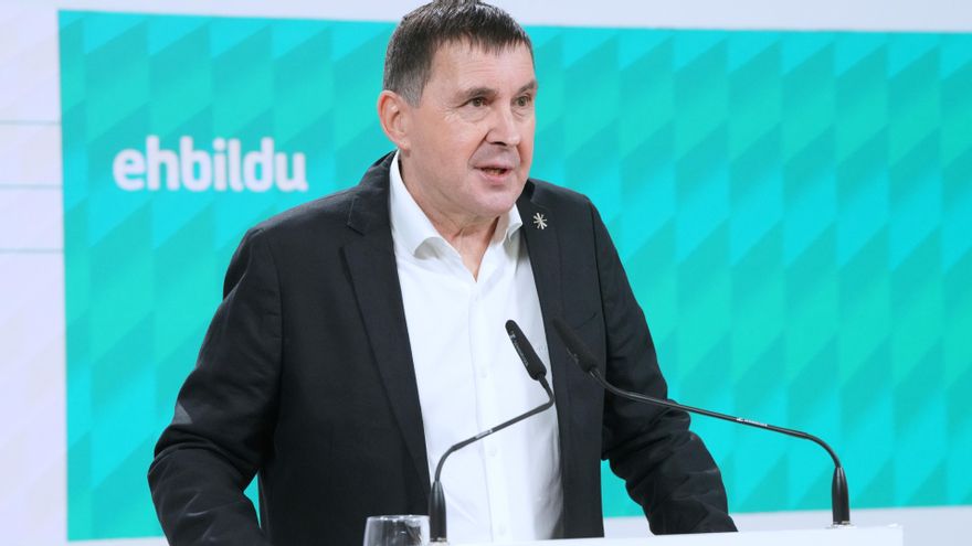 Archivo - El coordinador general de EH Bildu, Arnaldo Otegi, interviene durante  un acto político en San Sebastián