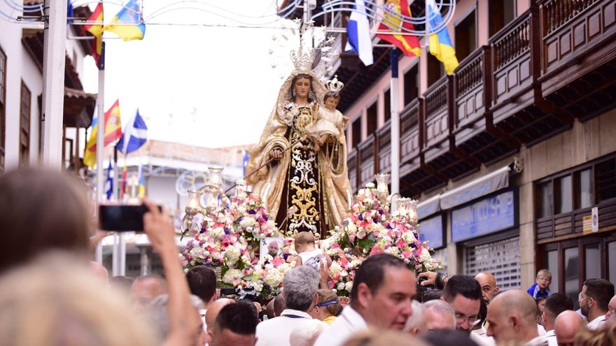 Embarcación de la virgen del Carmen y San Telmo en Puerto de la Cruz