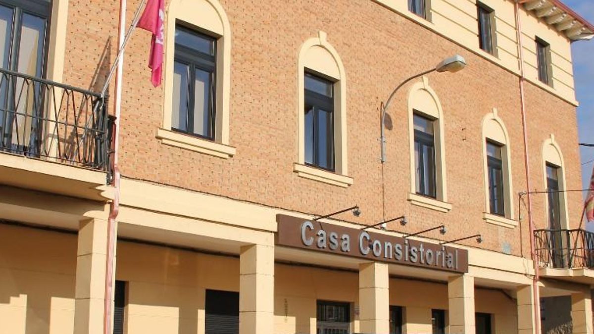 Sede del Ayuntamiento de Villarejo de Órbigo con la banderas de León.