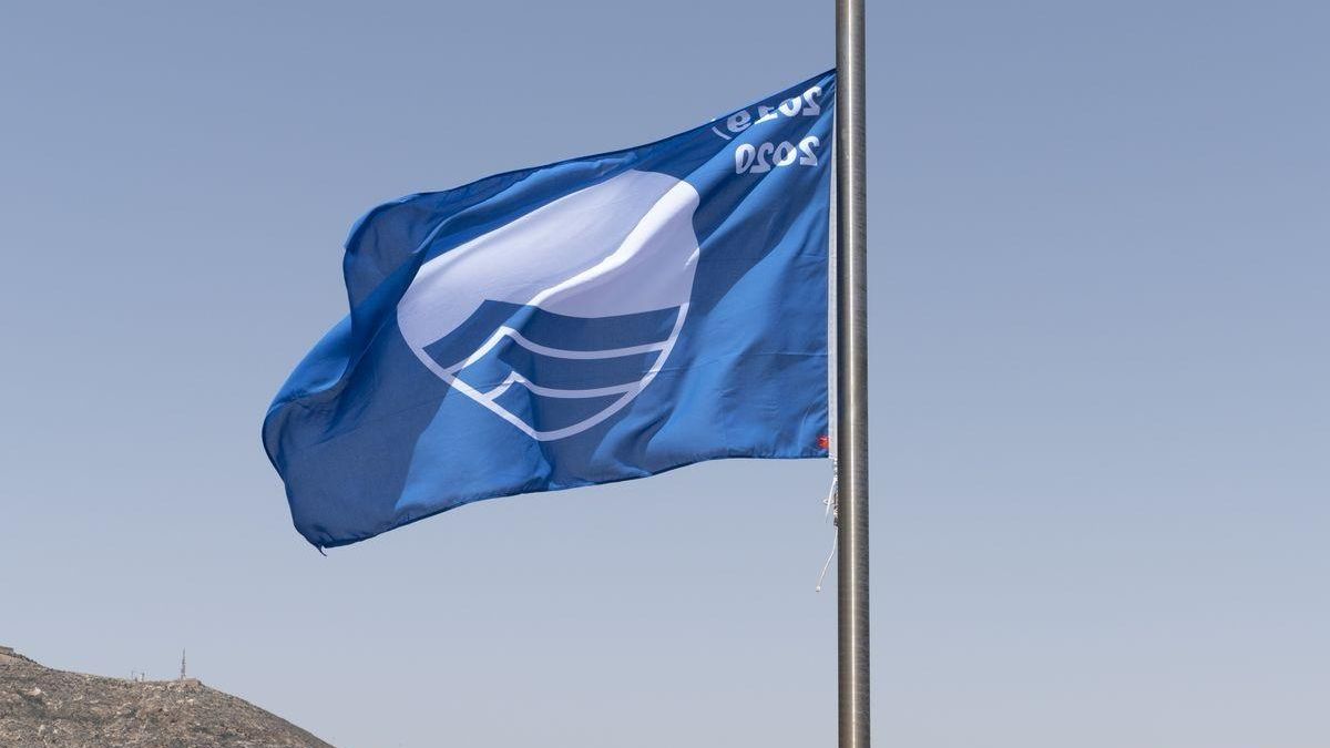 Archivo - Foto archivo del izado bandera azul en el Real Club de Regatas de Cartagena