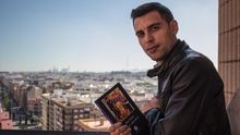 Alex Garzó, autor de 'Lo que se espera de mí', posa junto a su novela