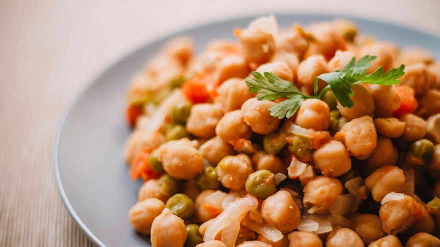 Empedrado de garbanzos: la receta tradicional catalana que apenas necesita cocinar