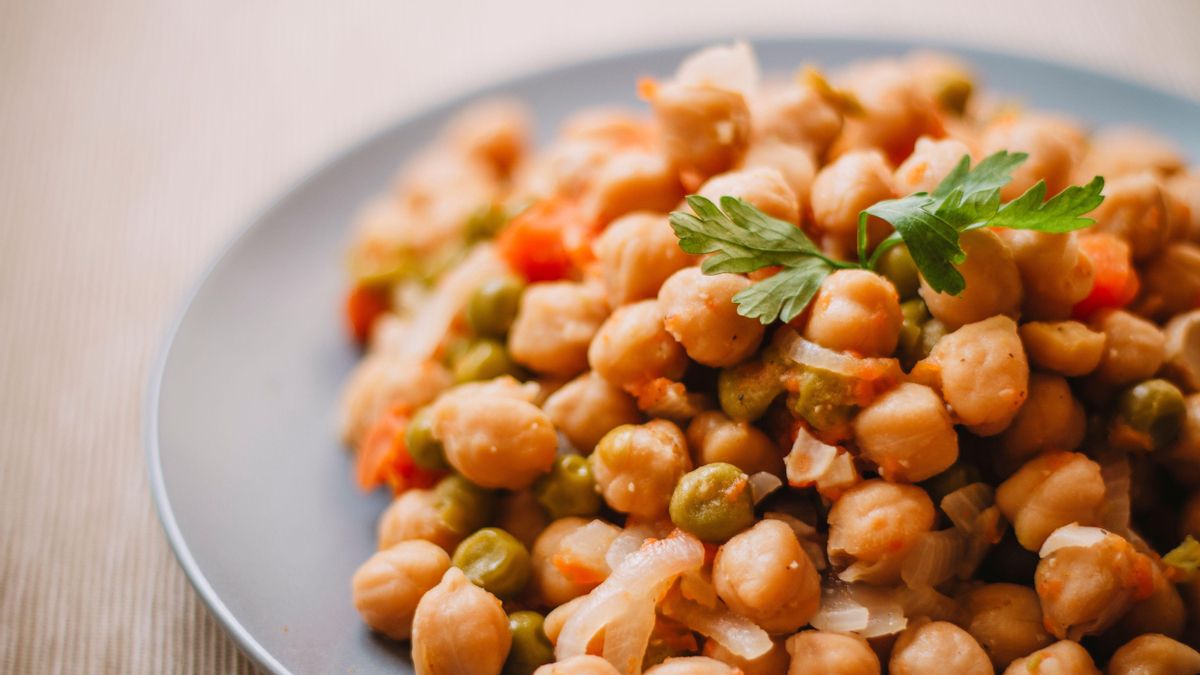 Empedrado de garbanzos: la receta tradicional catalana que apenas necesita cocinar