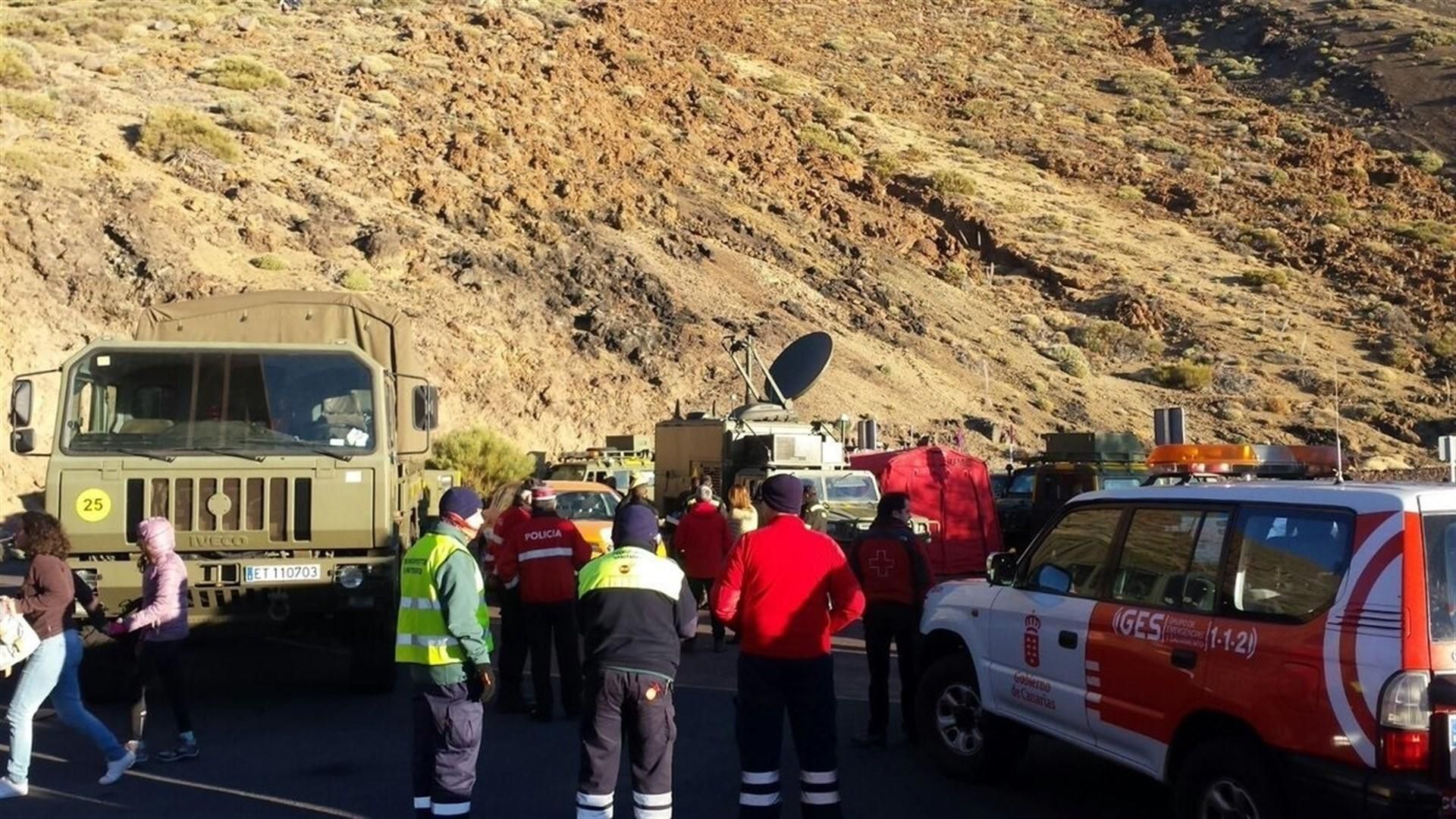 Miembros de la Unidad Militar de Emergencias participan en el rescate en el Teide