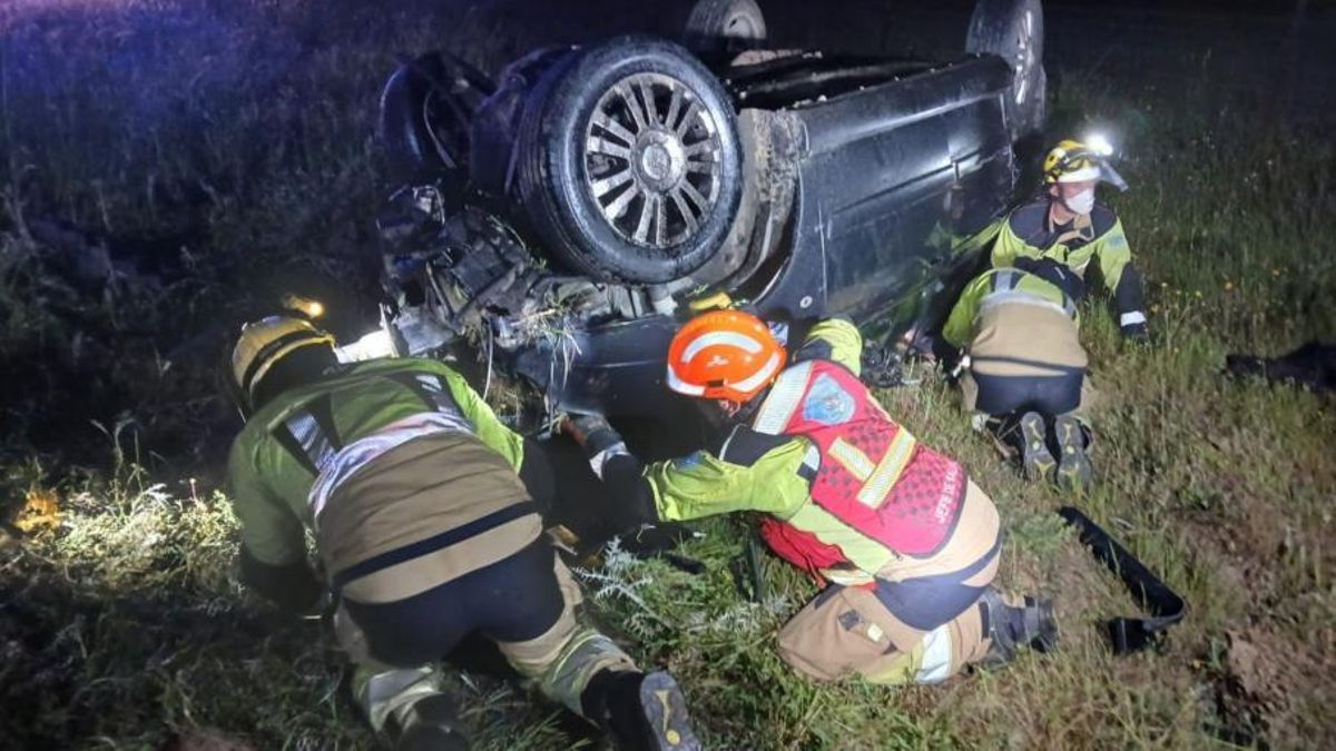 Tres muertos en un choque entre dos vehículos en la EX-102, en la provincia de Cáceres